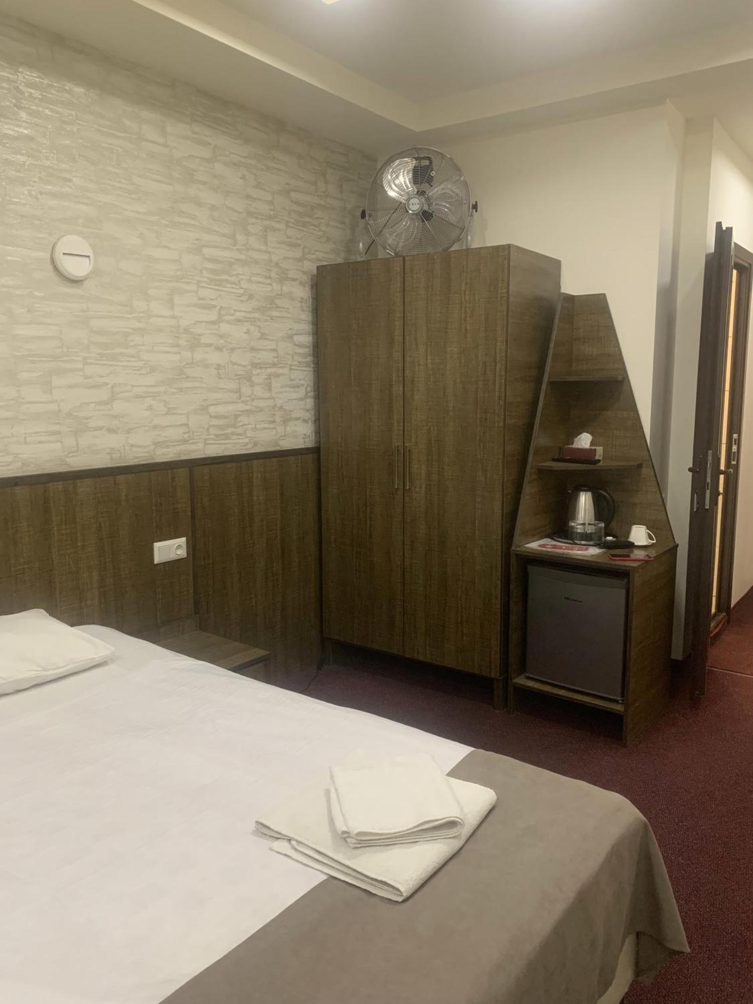 Hobby Hotel Erivan Exterior foto