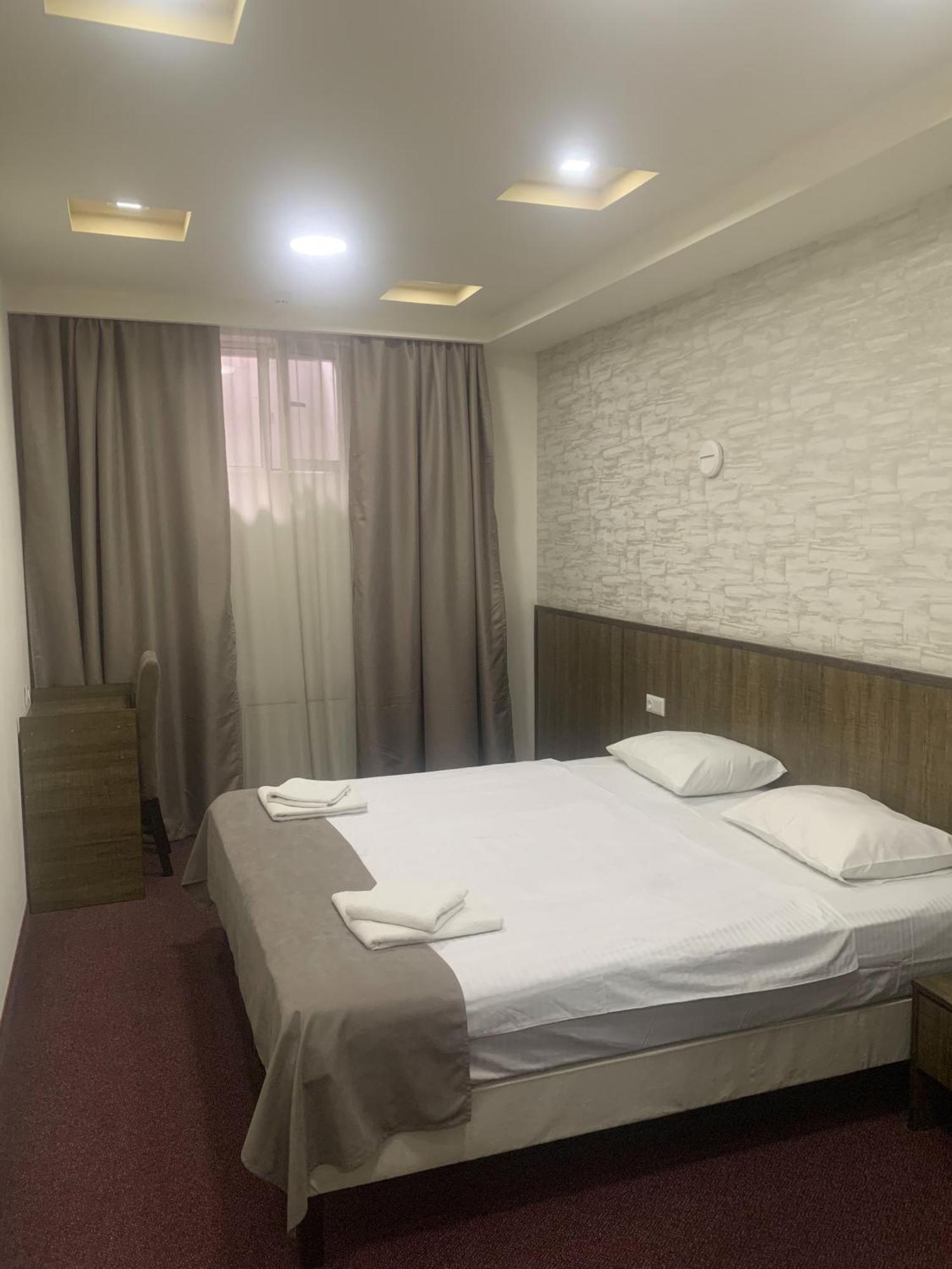 Hobby Hotel Erivan Exterior foto
