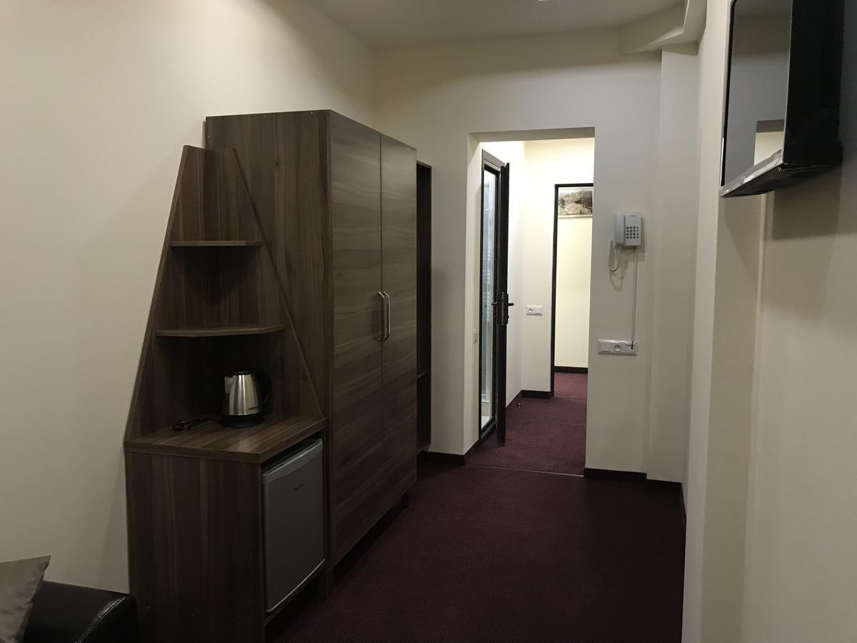Hobby Hotel Erivan Exterior foto