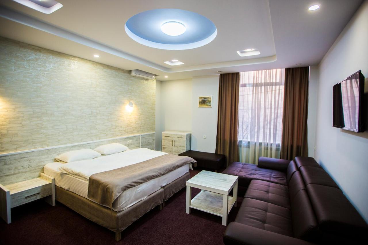 Hobby Hotel Erivan Exterior foto