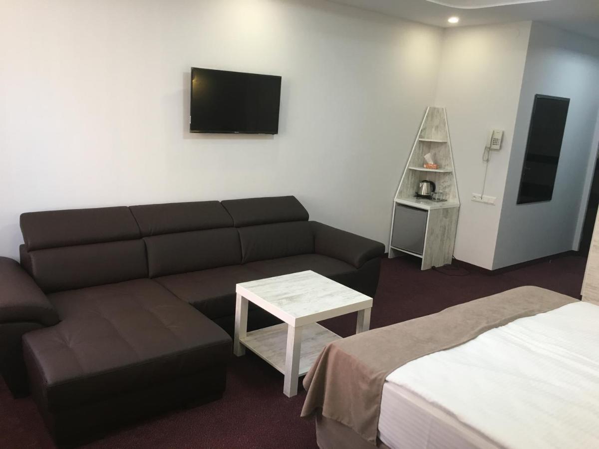 Hobby Hotel Erivan Exterior foto