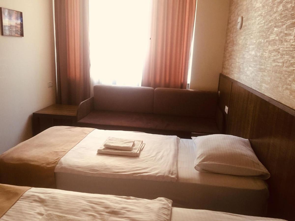 Hobby Hotel Erivan Exterior foto